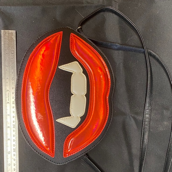 Red Lip-Shaped Crossbody Bag - Picture 1 of 4